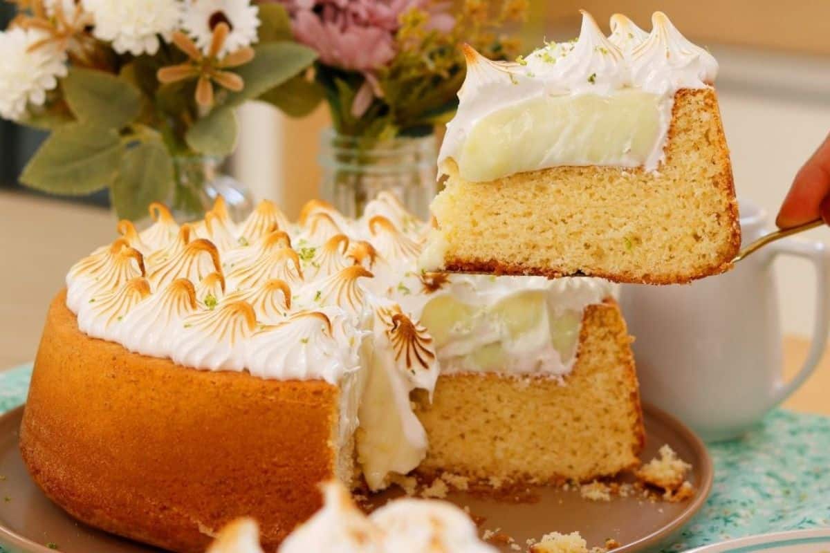 Bolo torta de limão que deixa todo mundo querendo mais um pedaço