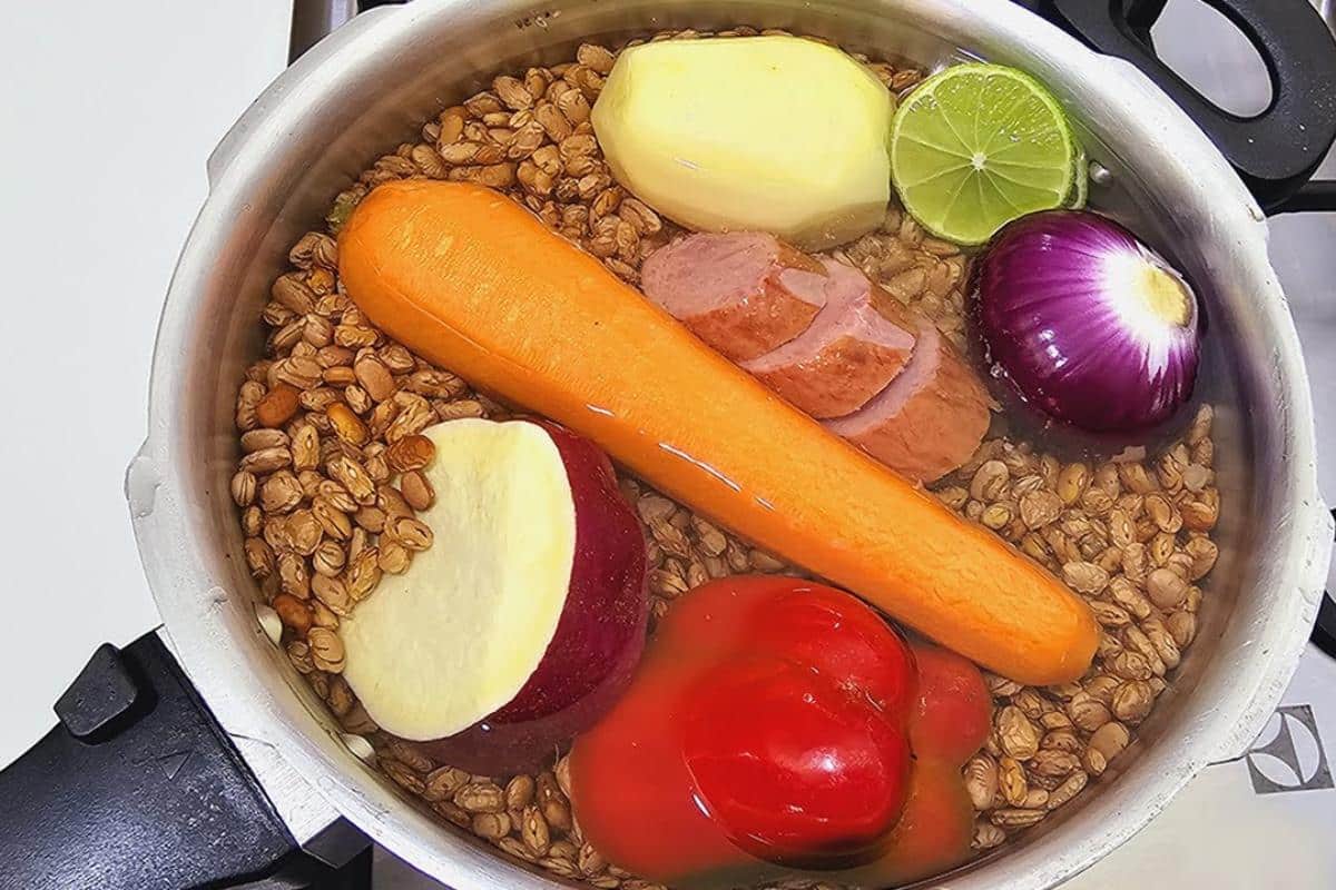 Como cozinhar feijão saboroso e com caldo grosso melhor que de restaurante