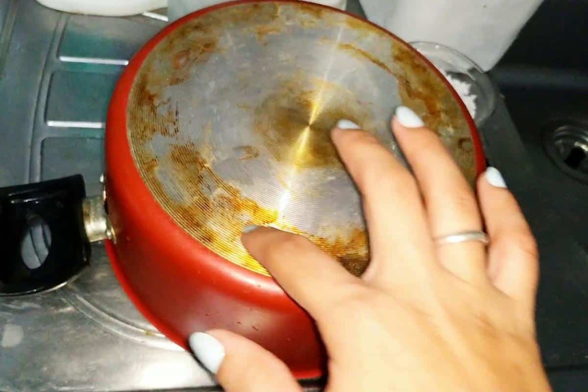 Como desengordurar panela manchada: não precisa ficar o dia todo esfregando