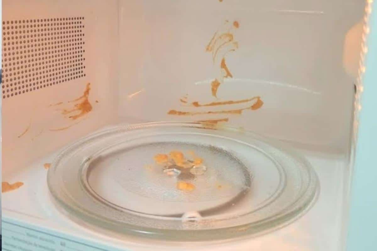 Como limpar micro-ondas: misturinha que tira mau cheiro e sujeira grudada