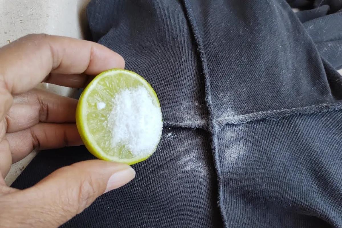 Como limpar roupa manchada de desodorante: não precisa deixar de molho o dia todo