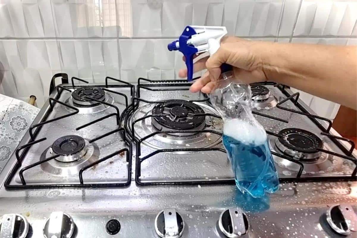 Como fazer desengordurante caseiro para fogão: sua cozinha fica limpinha muito mais rápido