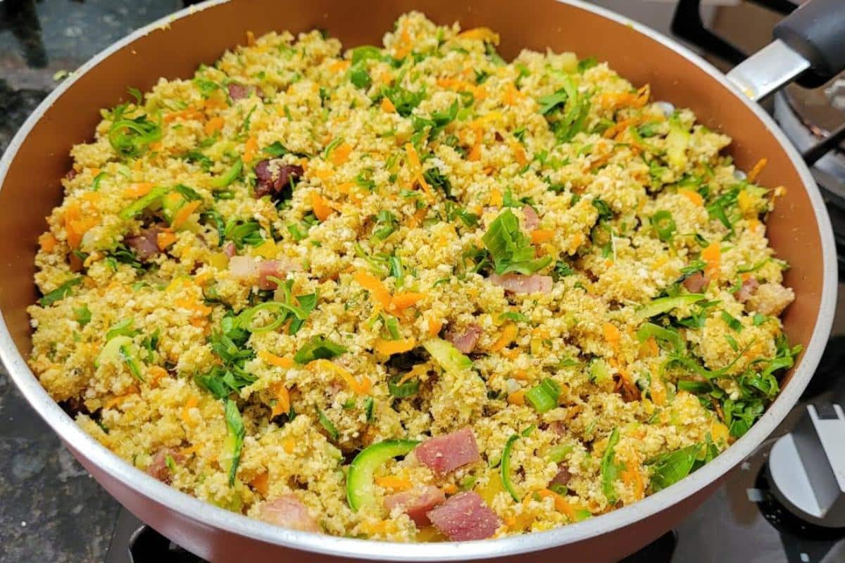 Farofa de abobrinha molhadinha e saborosa para acompanhar seu almoço de fim de semana