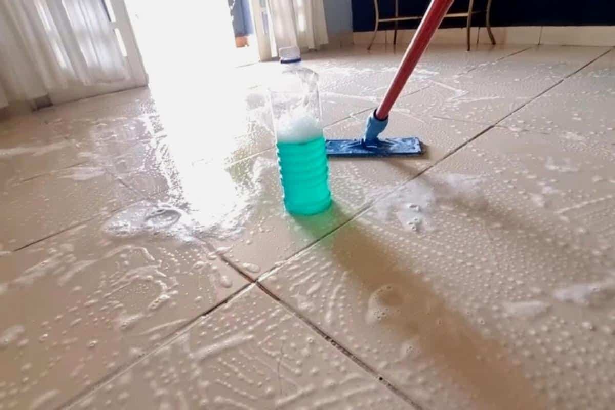 Limpa piso caseiro: descobri como deixar o chão brilhando e cheiroso sem muito esforço