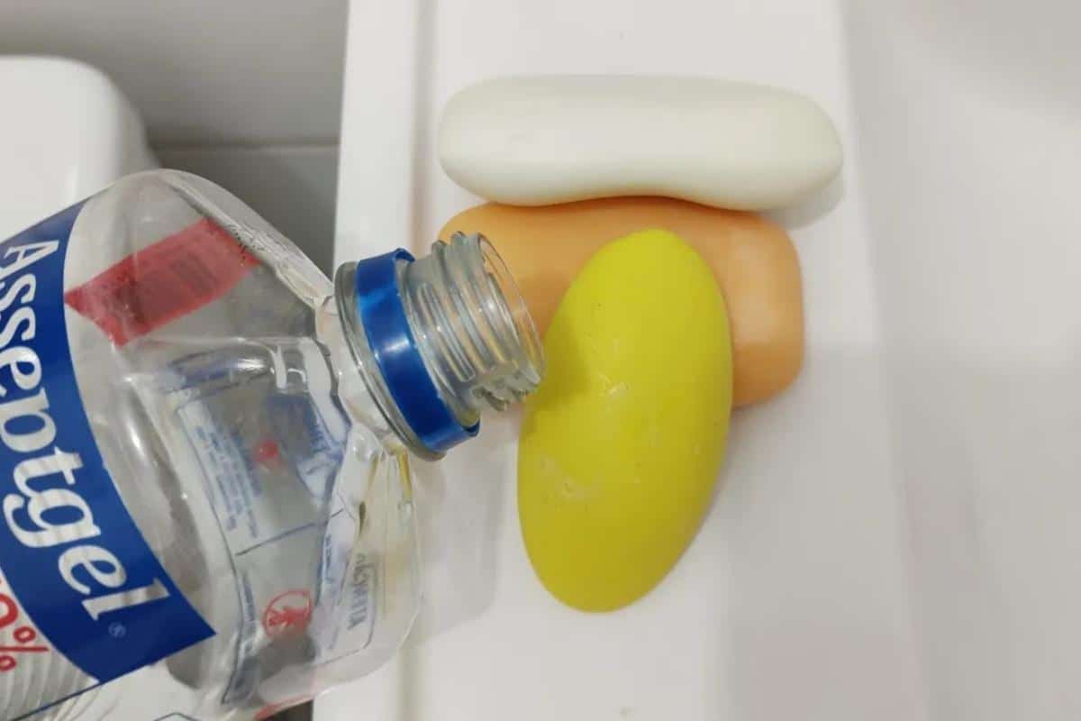 Como fazer uma misturinha que deixa o banheiro cheiroso 24 horas por dia