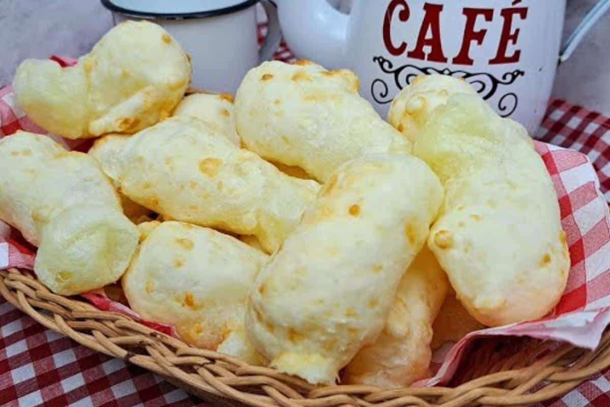 Pão de queijo na air fryer para você preparar junto com seu cafezinho
