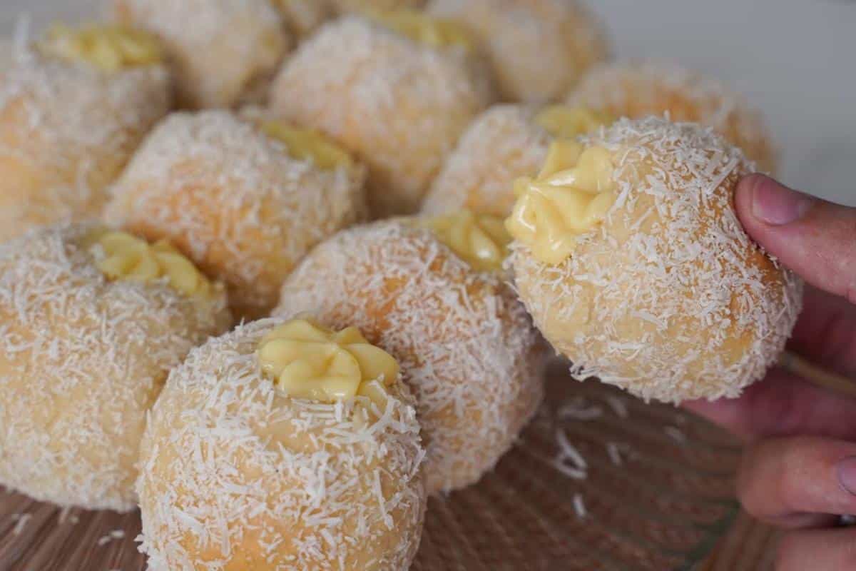 Pão doce lua de mel fofinho e recheado que é uma tentação