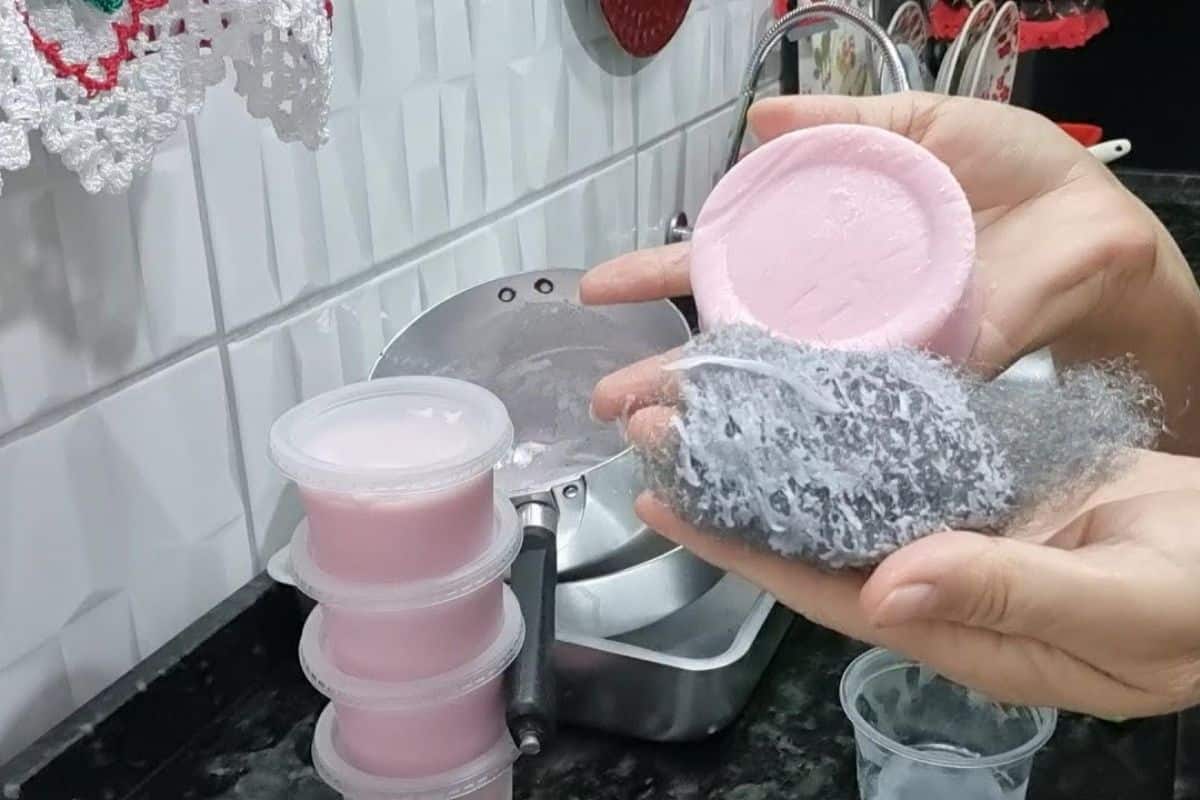 Pasta de brilho caseira: você não vai precisar mais ficar a tarde toda areando panela