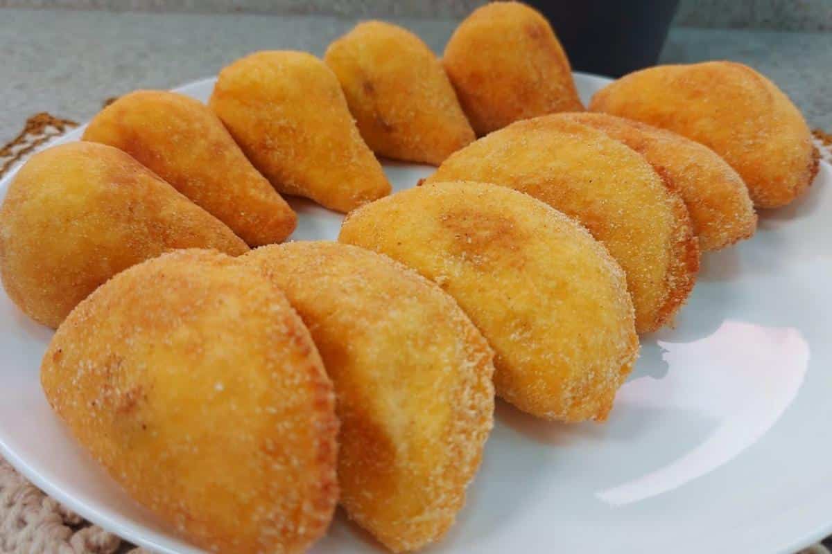 Pastel de angu perfeito que não fica com a massa perfeita e macia