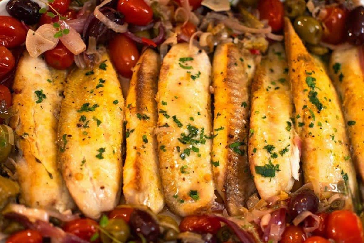Peixe ao mediterrâneo: receita de restaurante mas fácil de fazer na sua casa mesmo