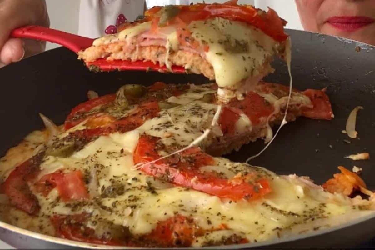 Pizza de aveia com massa leve e saudável para você não sair da dieta