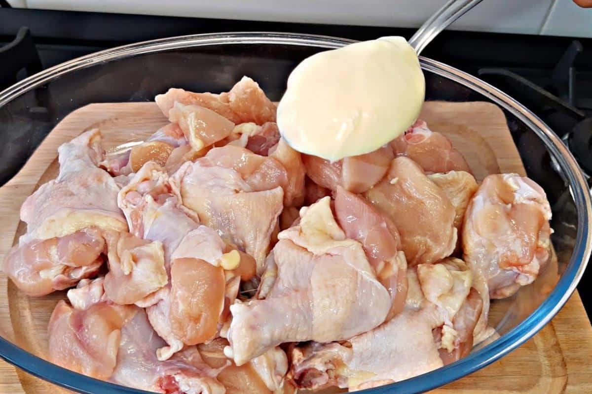 Receita de frango assado de domingo: não seca e fica muito suculento