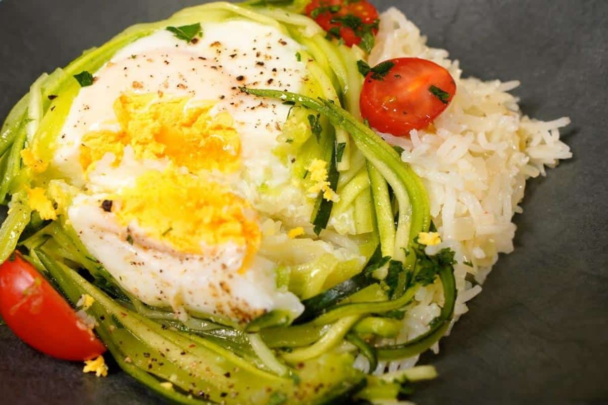 Refeição completa e deliciosa usando poucos ingredientes simples e econômicos