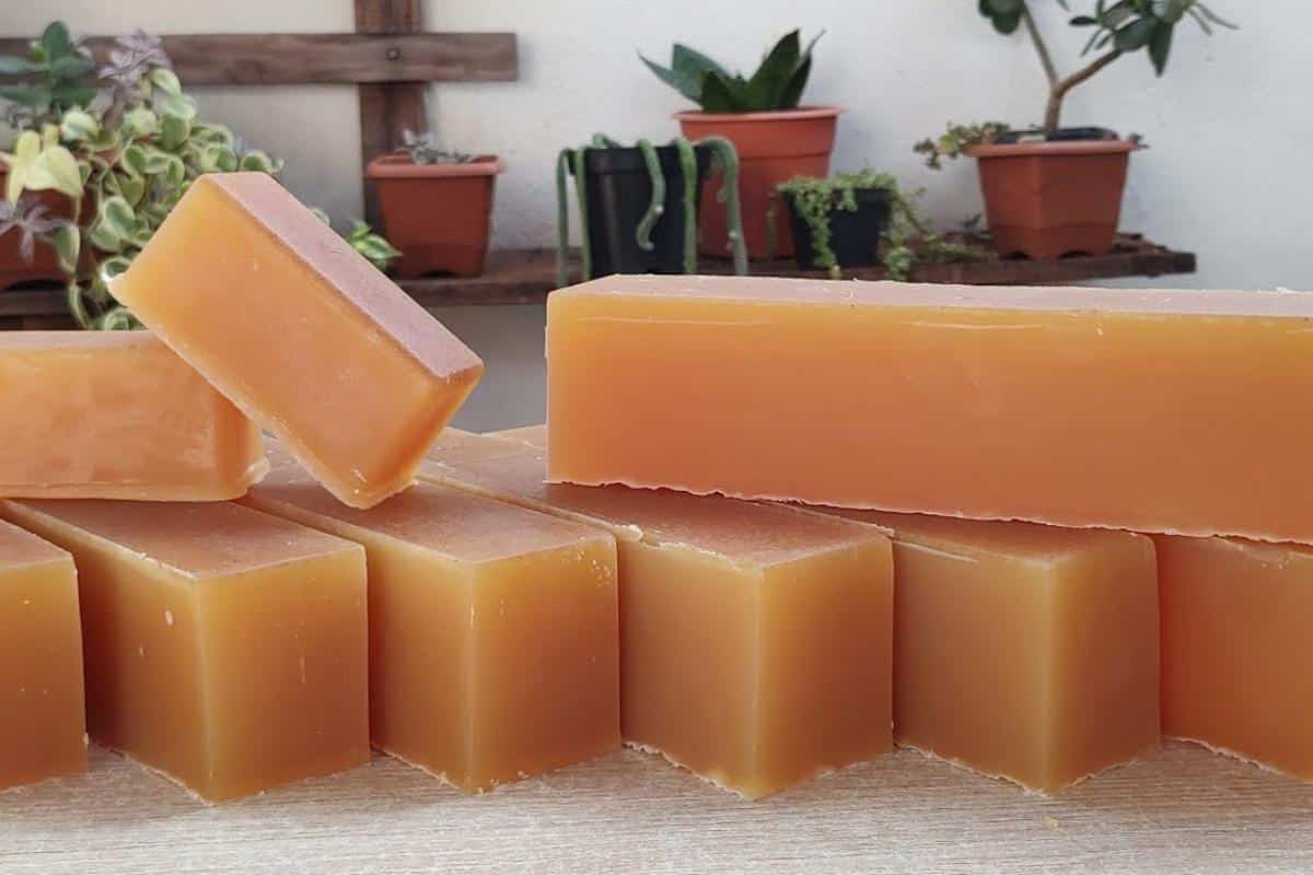 Como fazer sabão glicerinado que rende muito e não desmancha fácil na água