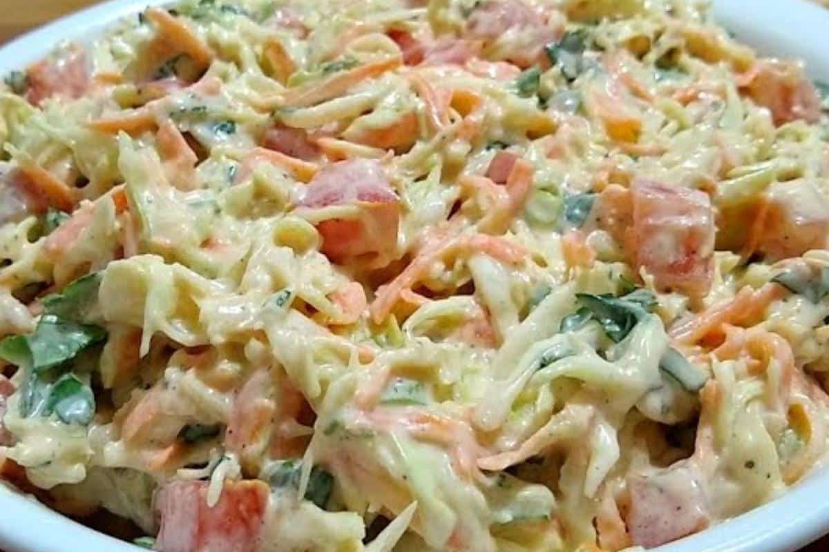 Salada de repolho cremosa muito saborosa que todo me pede para fazer no fim de semana
