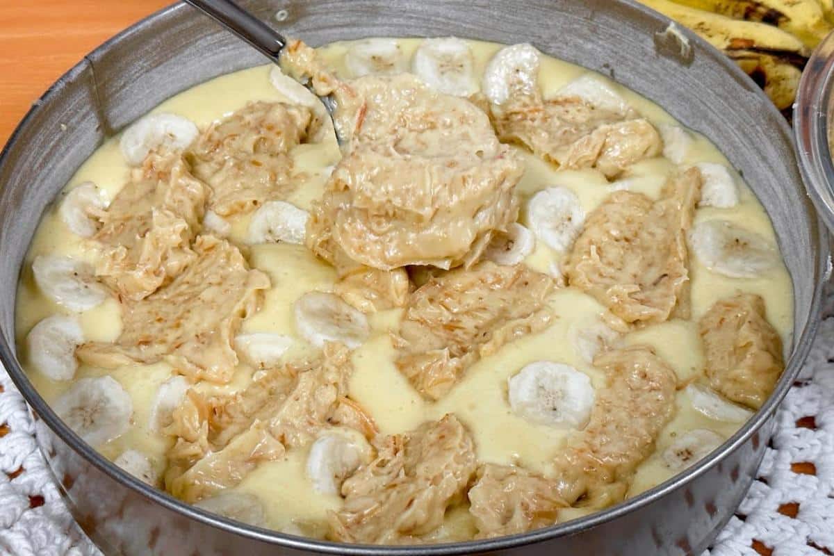 Torta de banana diferente de todas que já sai recheada no forno