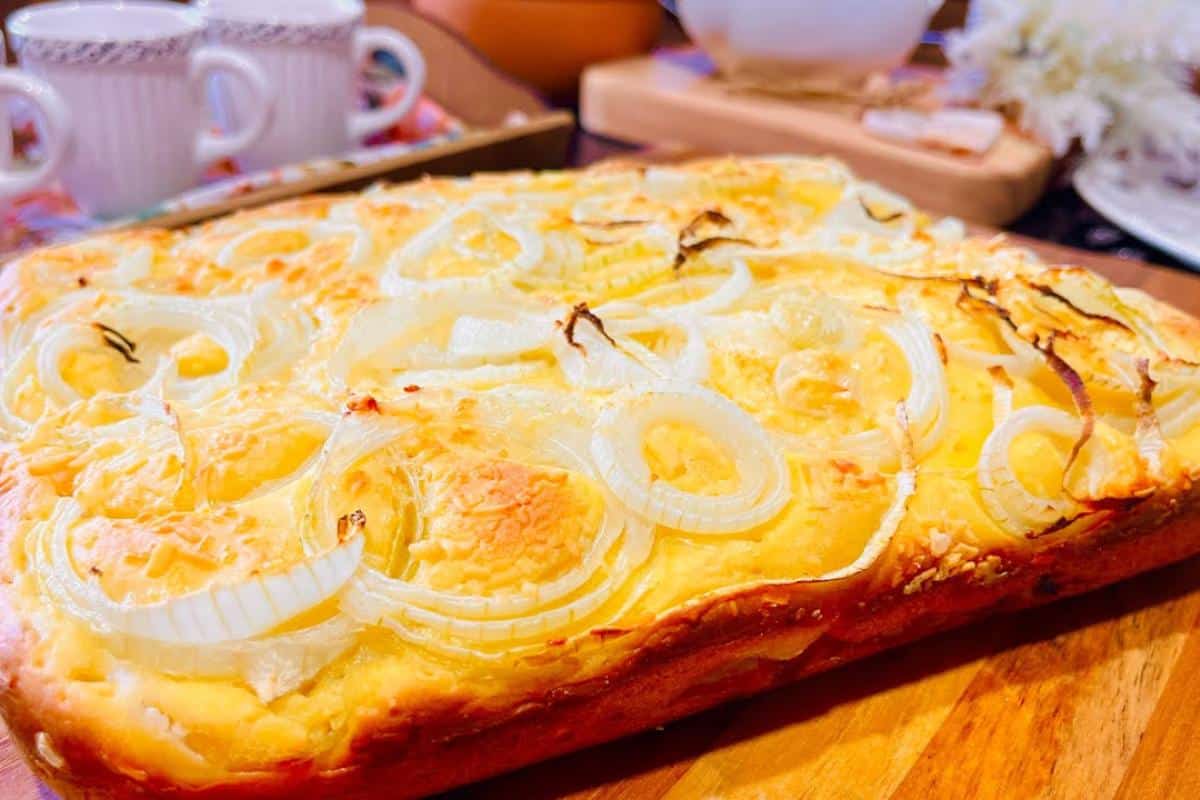 Torta de cebola que sua família vai adorar e te pedir para fazer toda semana