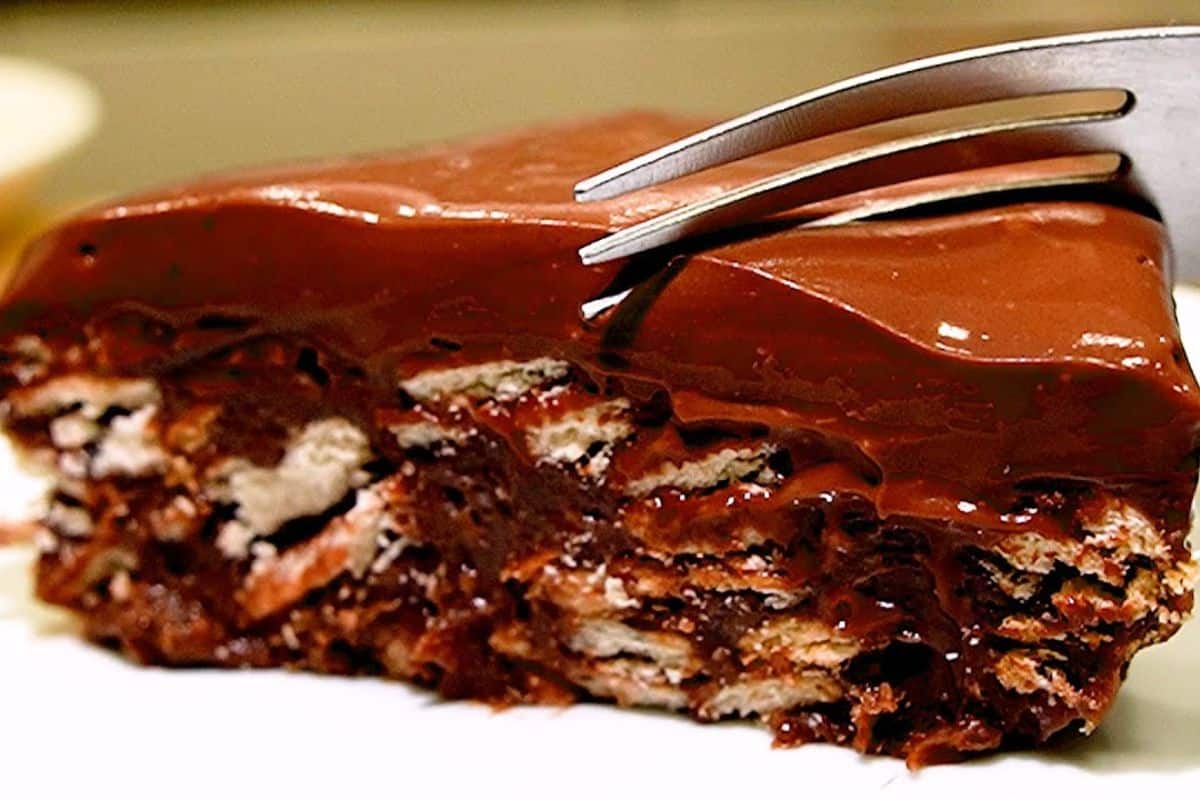 Torta de chocolate com bolacha: sobremesa fácil e econômica que todo mundo adora