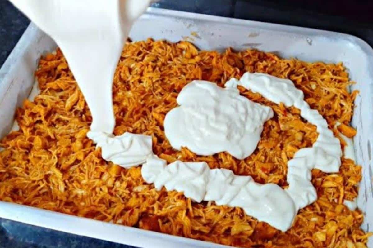 Como fazer torta de frango com massa macia e recheio suculento