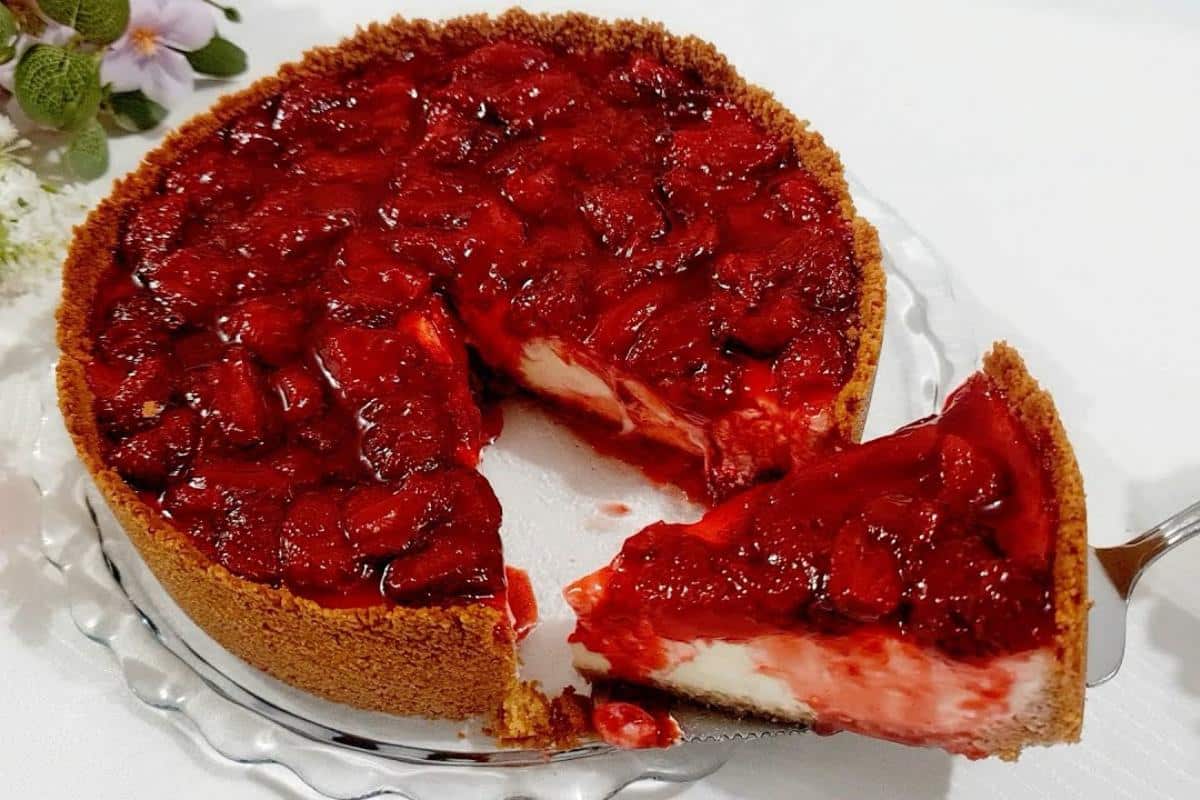 Torta de iogurte com morango uma belezura de sobremesa para seu fim de semana