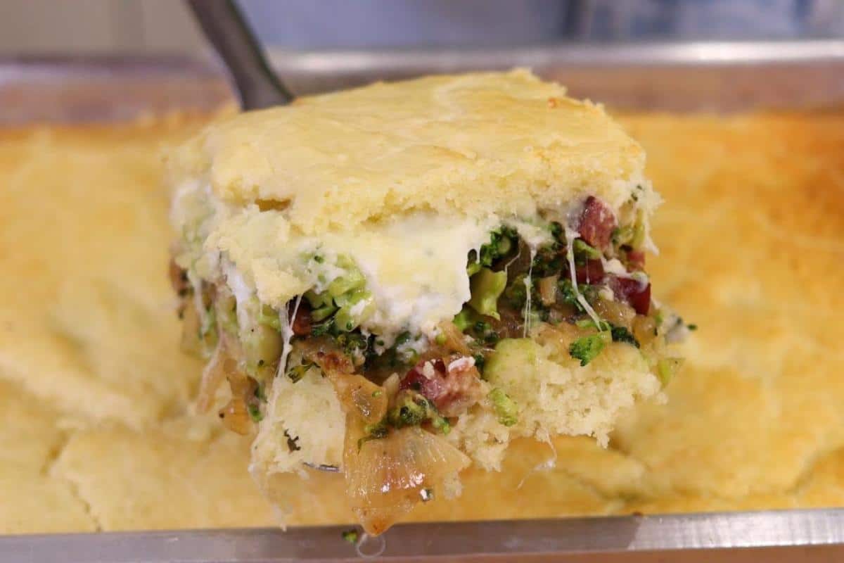 Torta salgada de brócolis com bacon e cebola caramelizada que fica uma maravilha