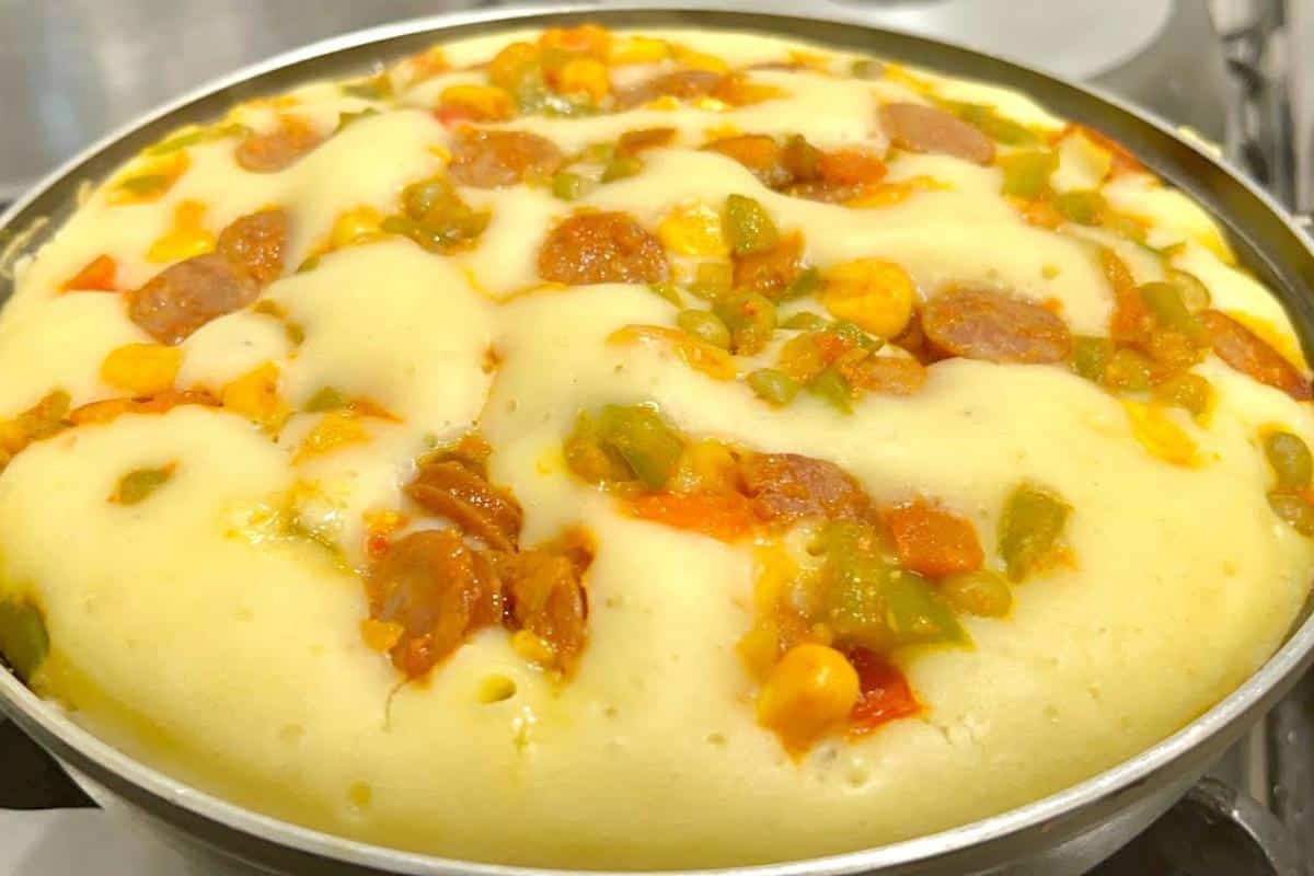 Torta salgada com massa de maisena feita na frigideira que é uma delícia