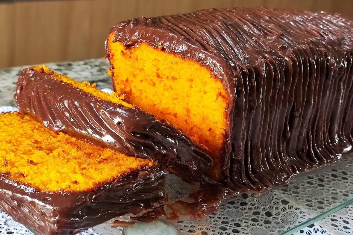 Bolo de cenoura com chocolate fofinho e um segredo especial para fazer a cobertura