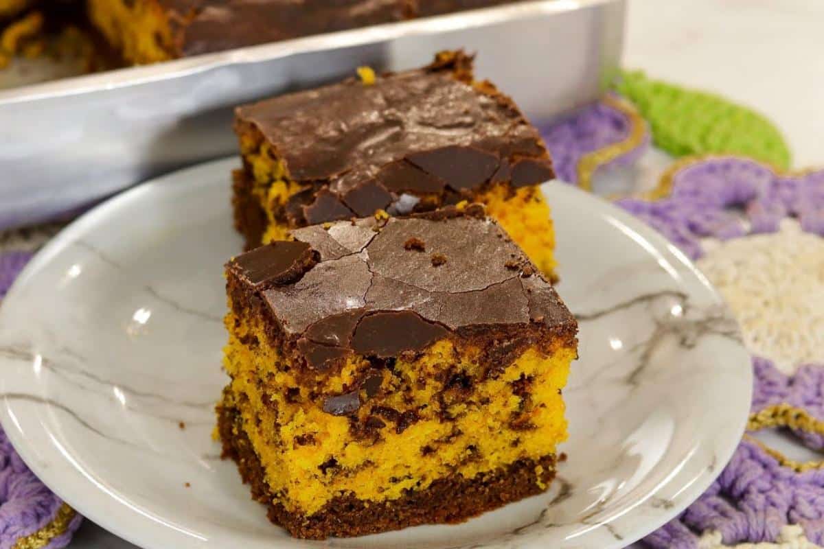 Bolo de cenoura diferente de todos com casquinha de chocolate por cima