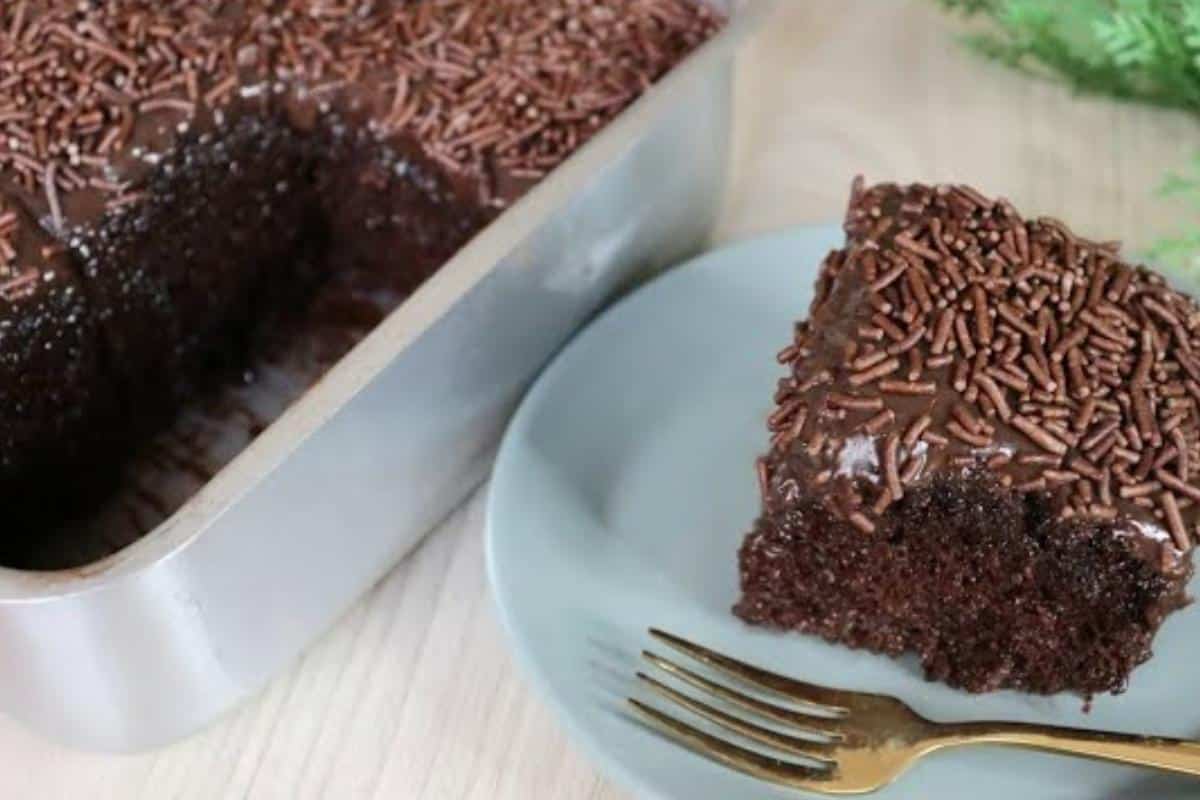 Bolo de chocolate fofinho molhadinho e com cobertura que é o melhor que já comi