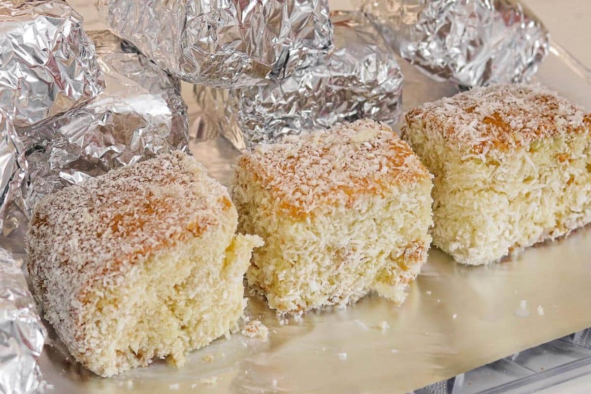 Bolo de coco molhadinho para embrulhar no papel alumínio e saborear geladinho
