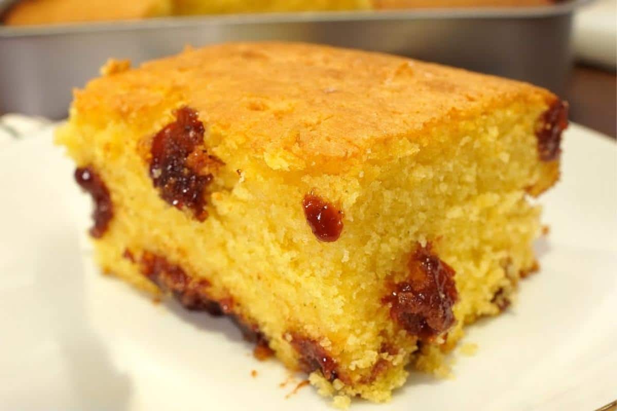 Bolo de fubá com goiabada para o café da tarde que fica delicioso e fofinho