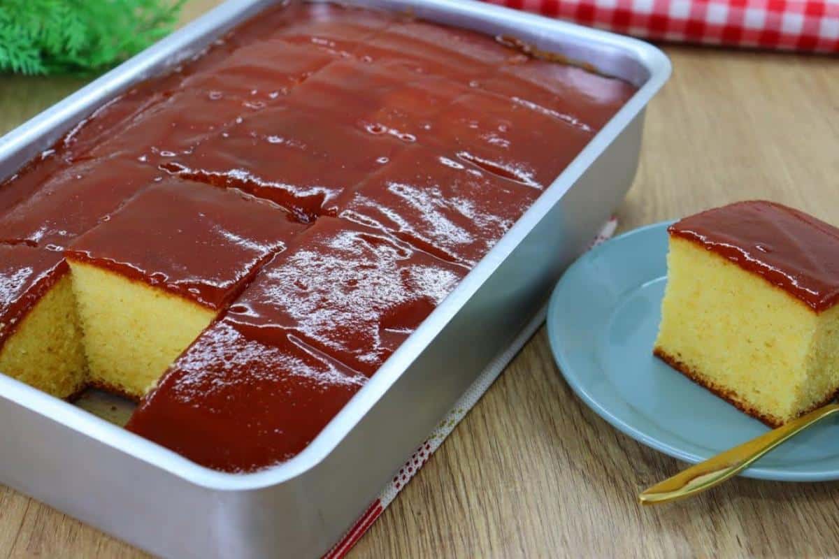 Bolo de fubá com goiabada delicioso e fácil de preparar para o chá da tarde