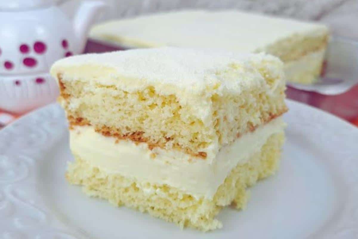 Bolo de leite ninho recheado que é irresistível de tão gostoso e molhadinho