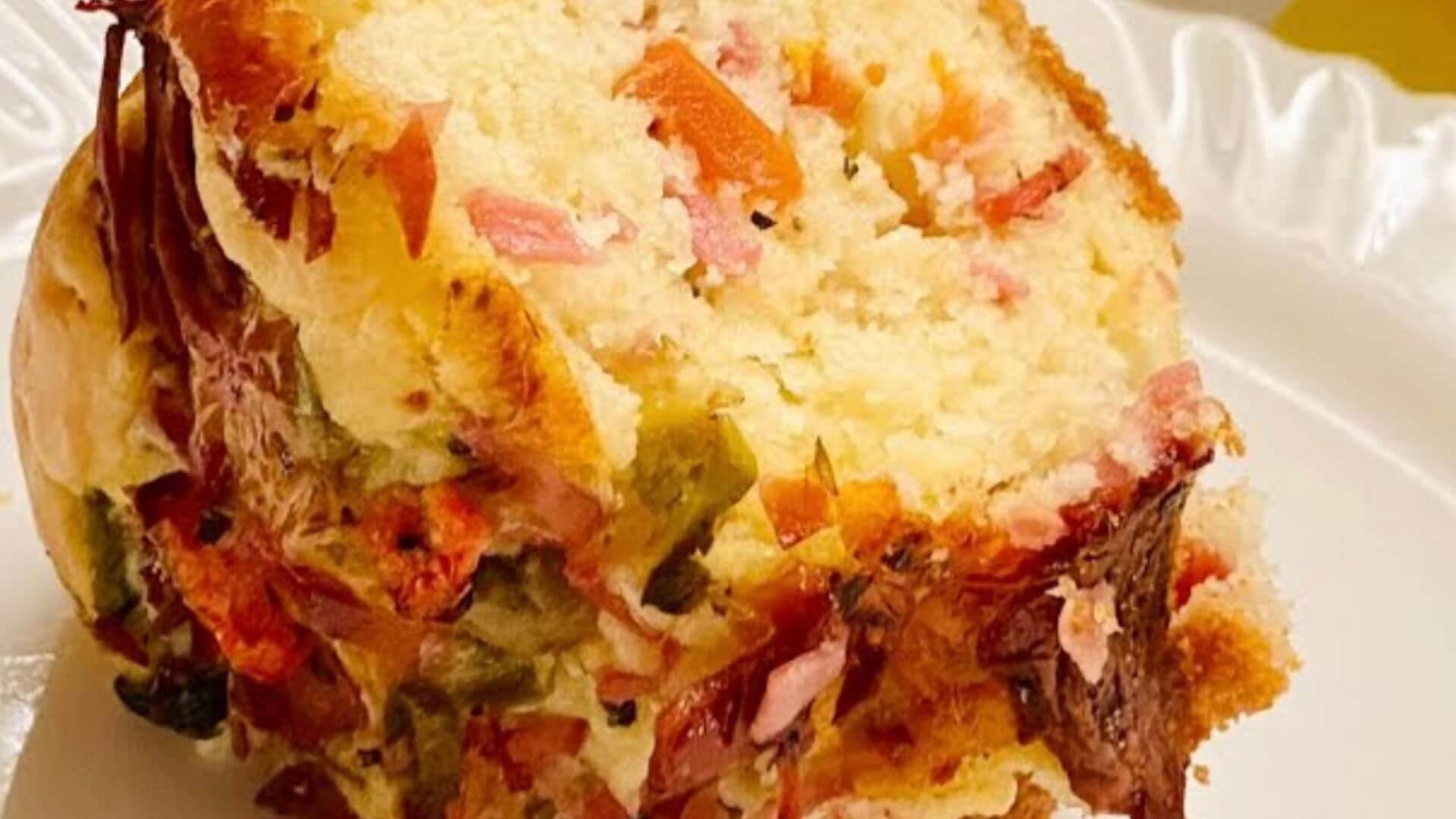Bolo salgado recheado e saboroso que vai bem até na hora do jantar