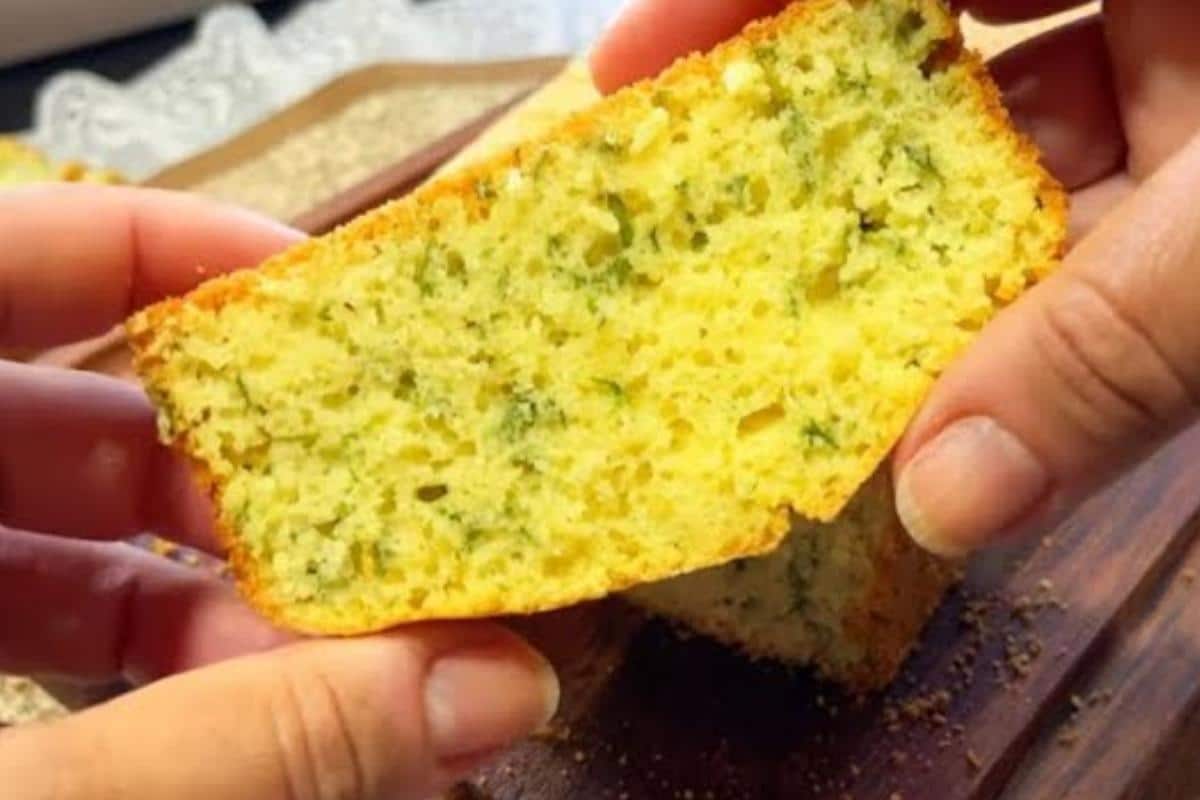 Bolo salgado leve e macio perfeito para servir no lanche da tarde da sua família