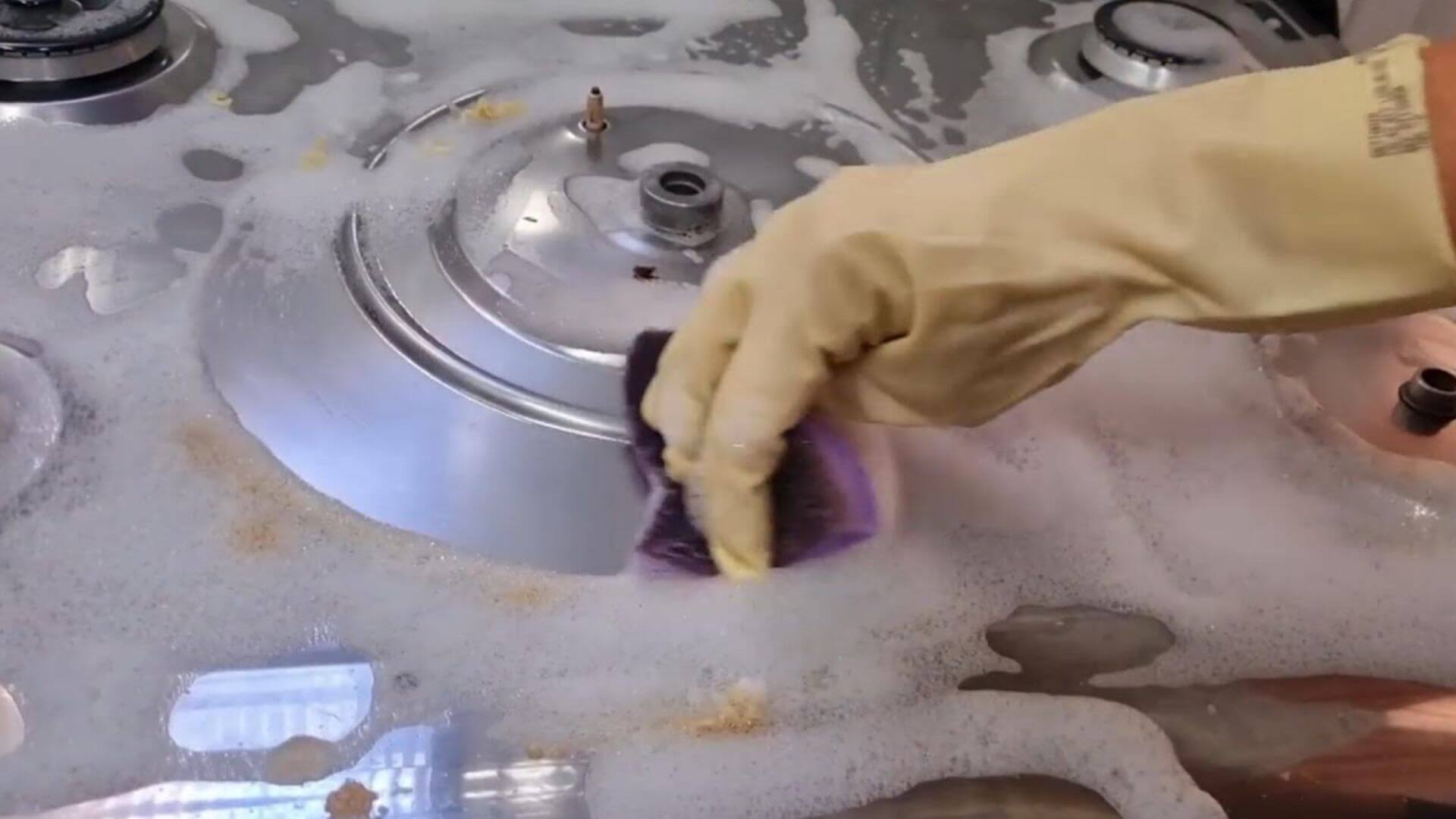 Espuma mágica para limpar fogão e deixar tudo um brinco para o almoço de natal