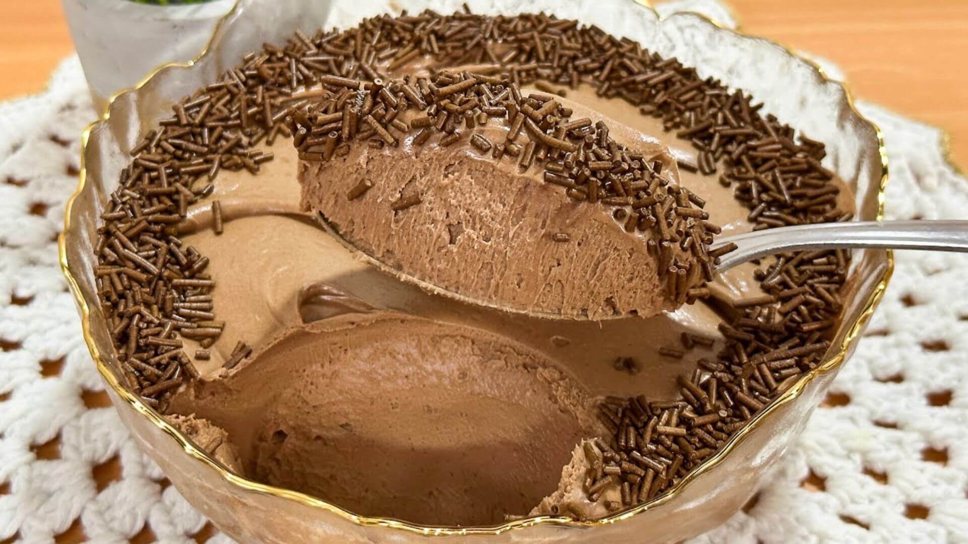 Mousse de brigadeiro que fica parecendo sorvete é só bater tudo e esperar gelar