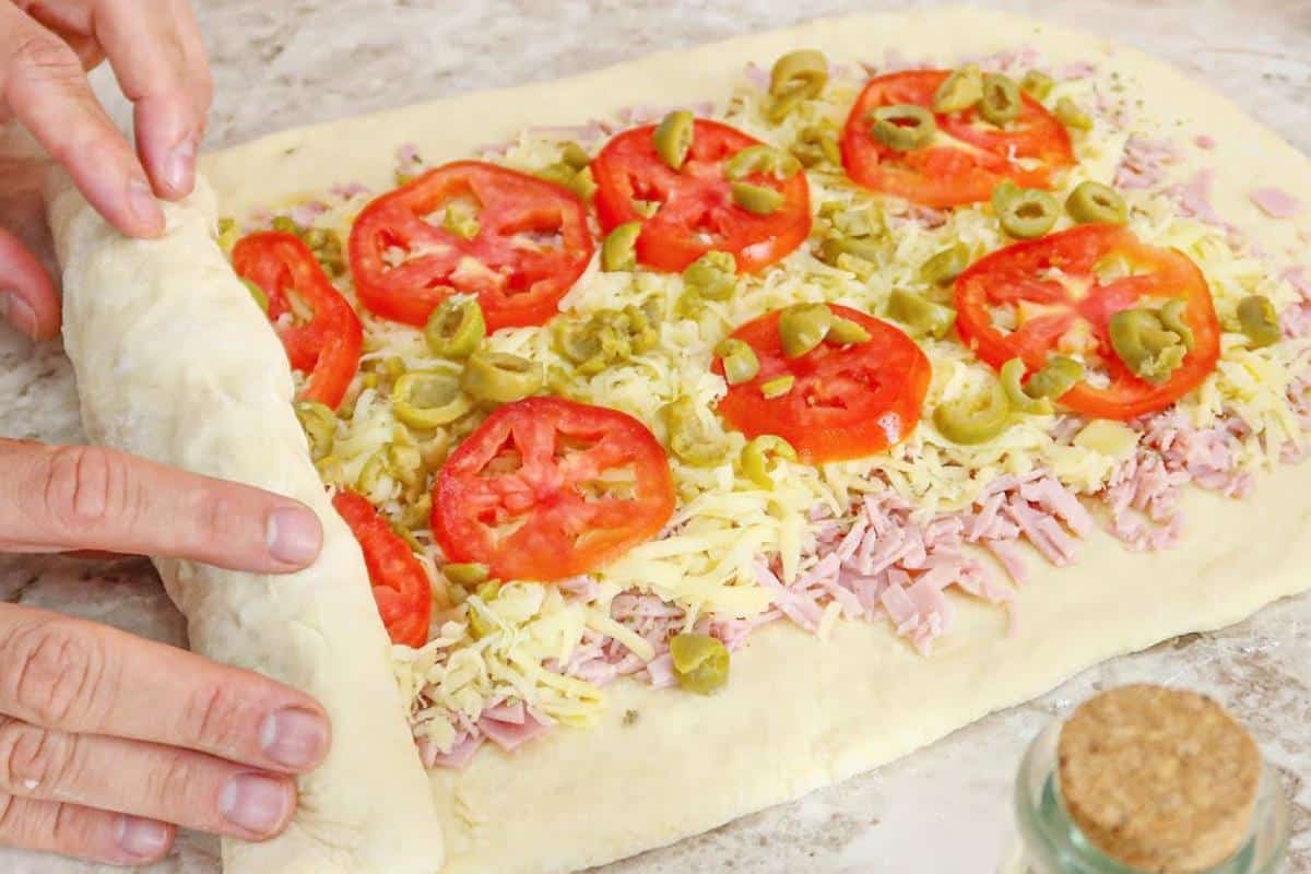 Pão caseiro enrolado e recheado que fica simplesmente maravilhoso