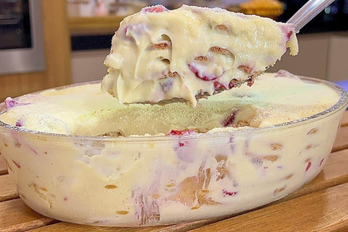 Pavê natalino com morango super cremoso que todo mundo vai adorar no seu natal
