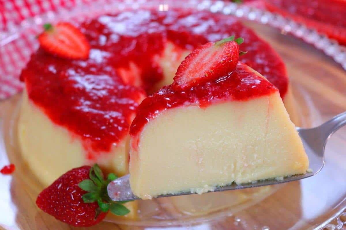 Pudim de chocolate branco com frutas vermelhas não tem quem não peça mais uma colherada