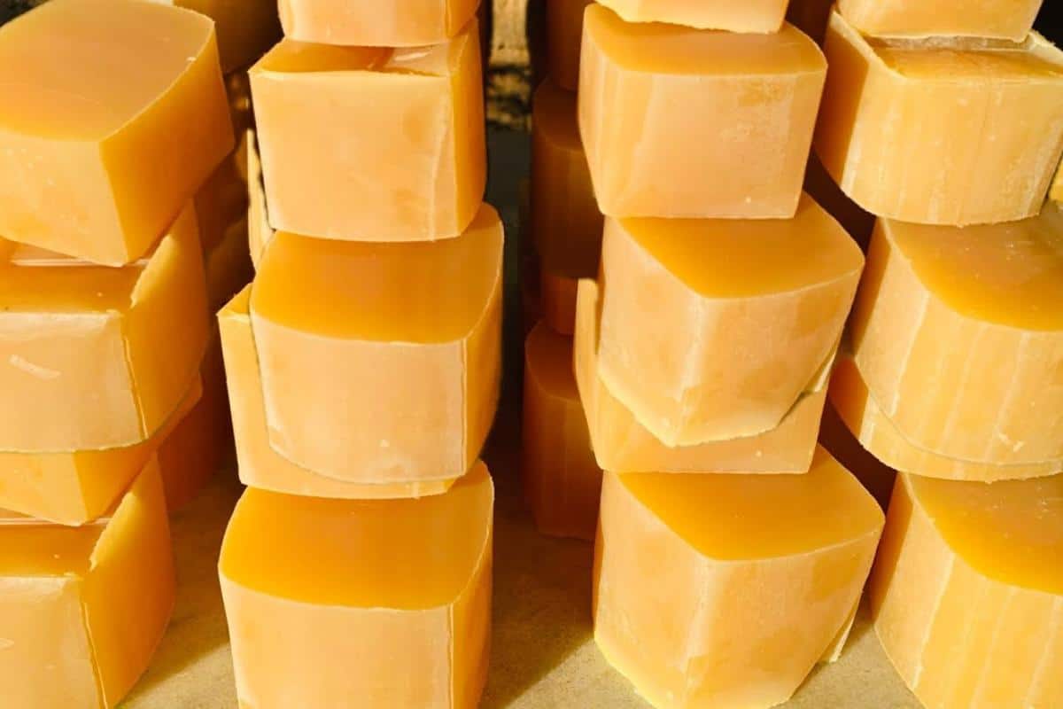Como fazer sabão caseiro que rende bastante usando ingredientes bem simples
