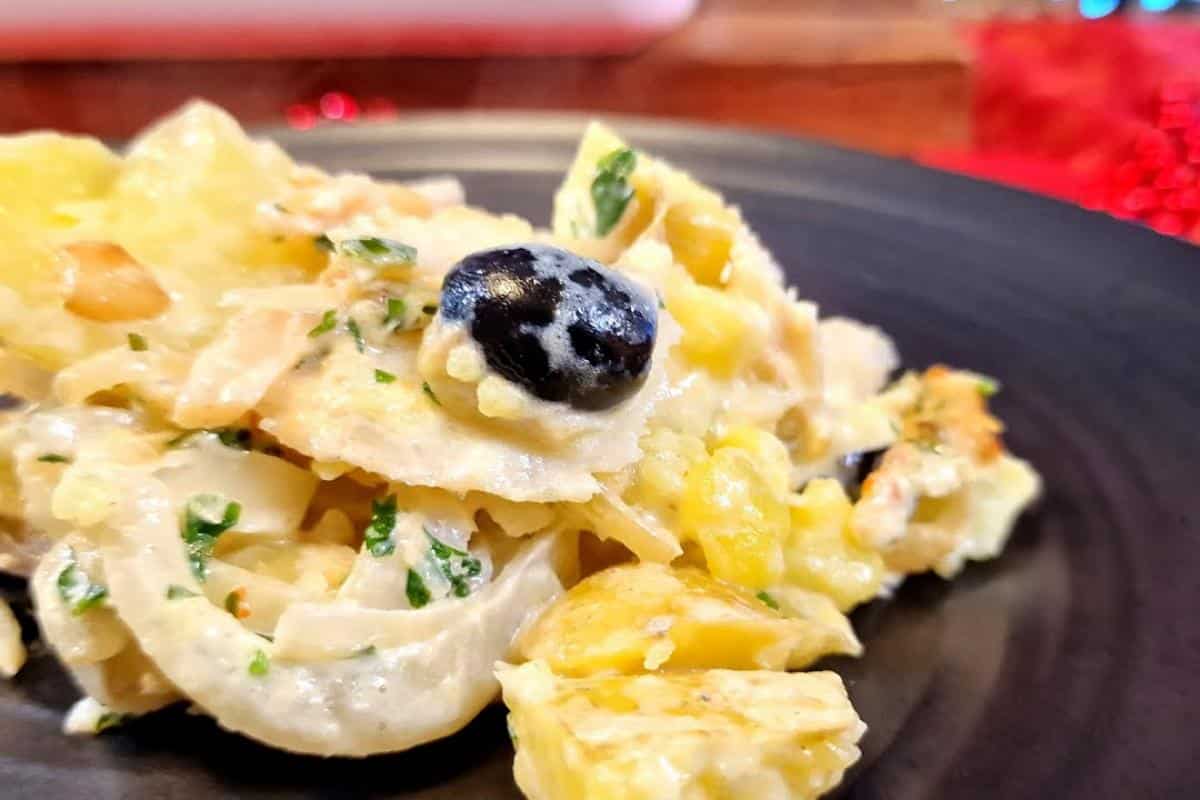 Receita para arrasar no almoço de natal: bacalhau gratinado com batata fácil e delicioso