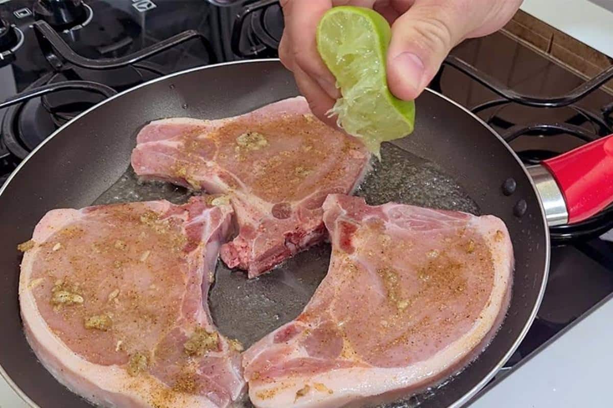 Receita de bisteca suína suculenta: veja o segredo para não ressecar no almoço de natal