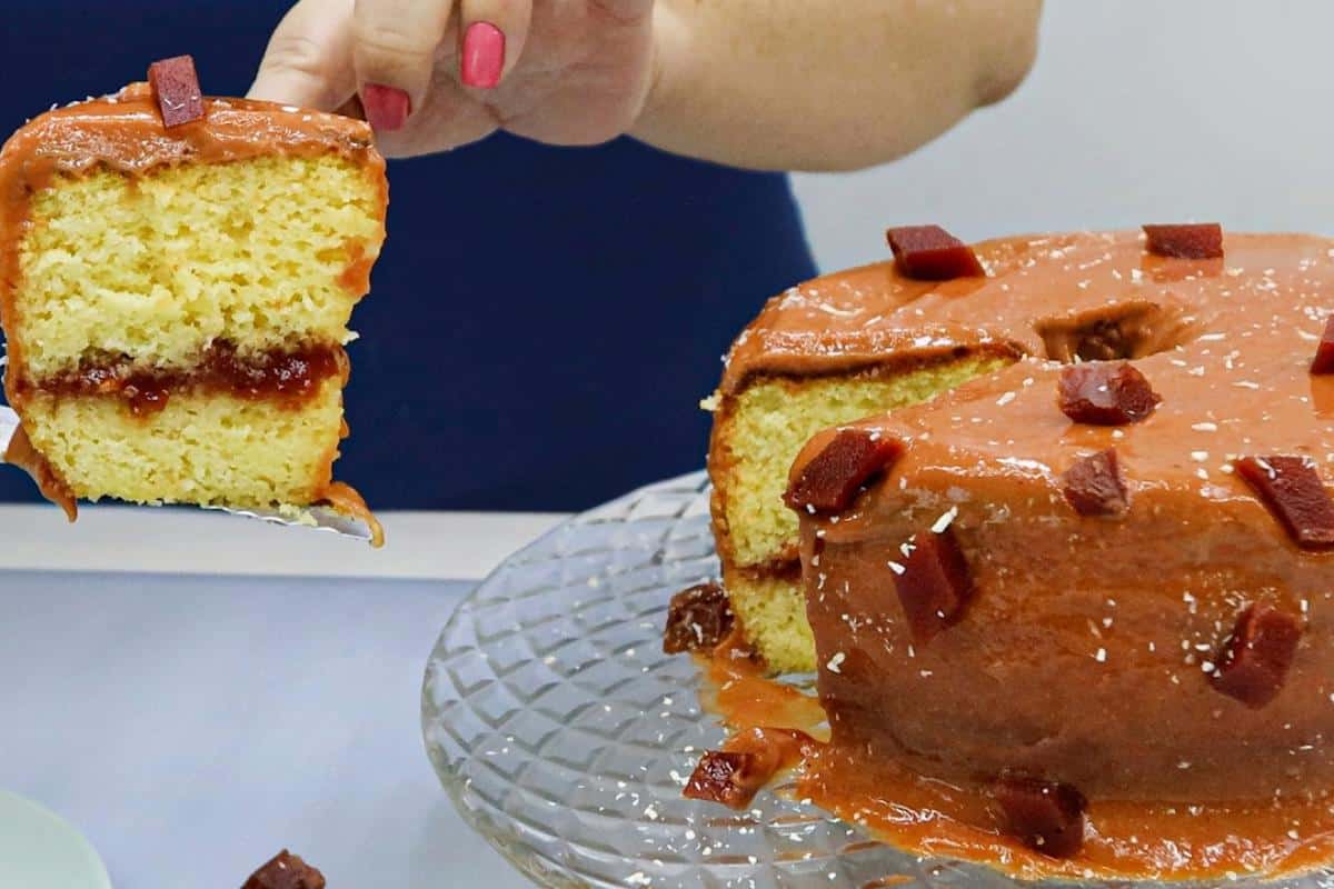 Bolo de queijo com goiabada que já sai do forno recheado e fica uma delícia no seu lanche de natal