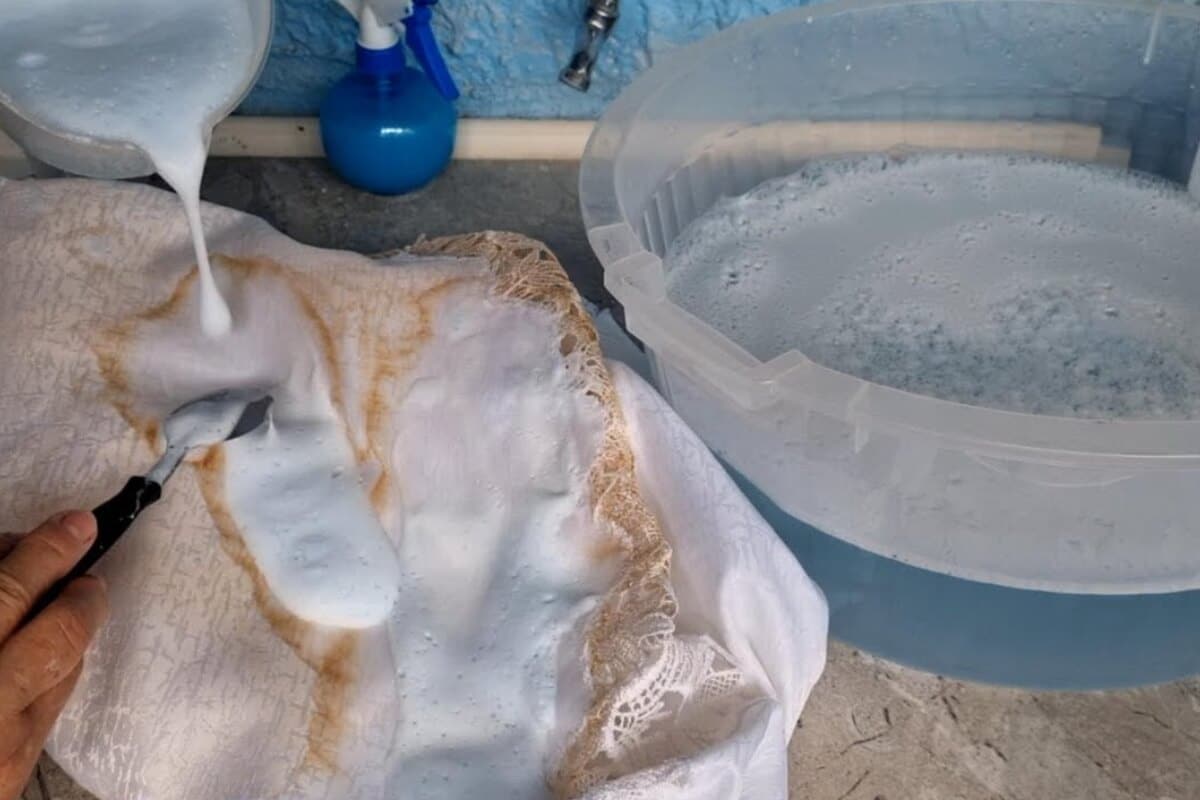 Como branquear roupa amarelada: misturinha caseira fácil e poderosa