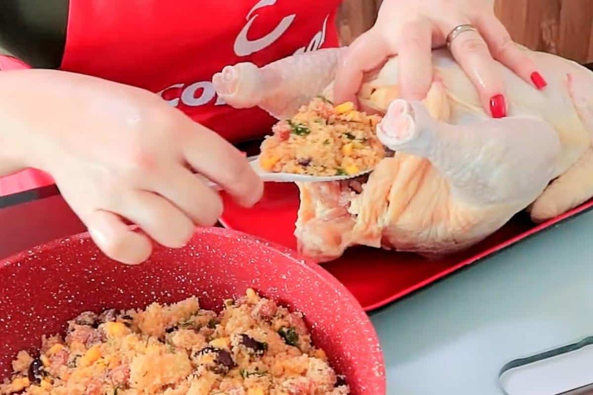 Frango recheado com farofa de natal que eu aprendi ficar melhor que o padaria