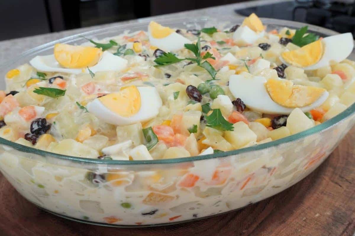 Aprenda a fazer uma salada de maionese que não fica aguada para seu almoço de natal