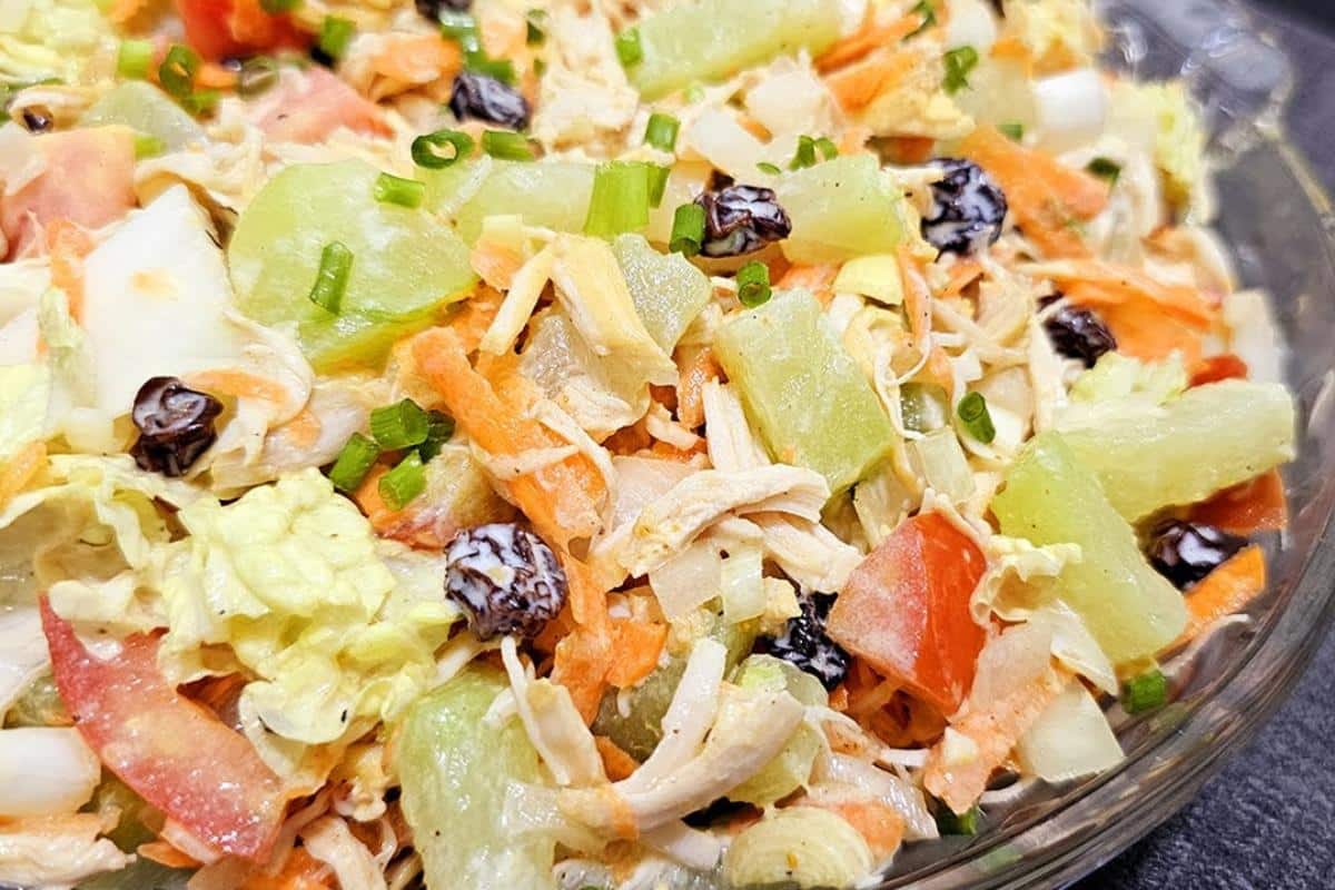 Salada natalina muito cremosa e refrescante para você servir nos almoços de fim de ano