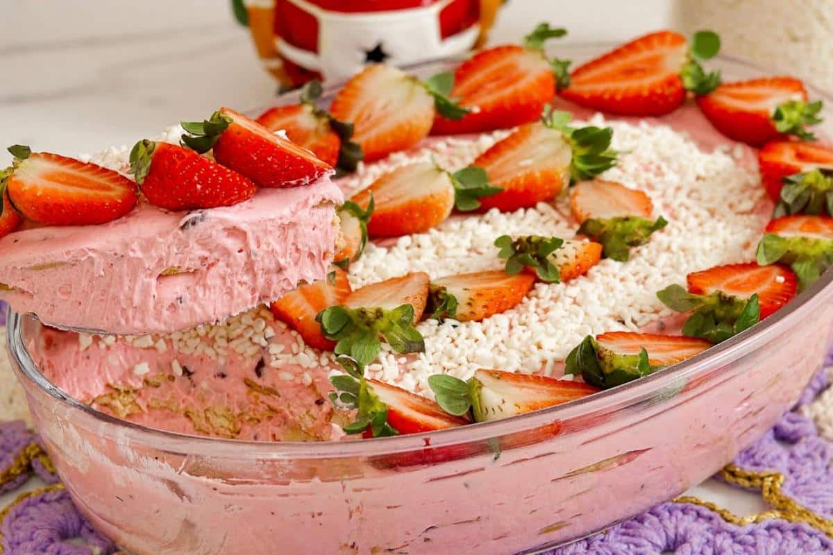 Sobremesa de morango cremosa para o natal que não precisa levar ao fogo para preparar