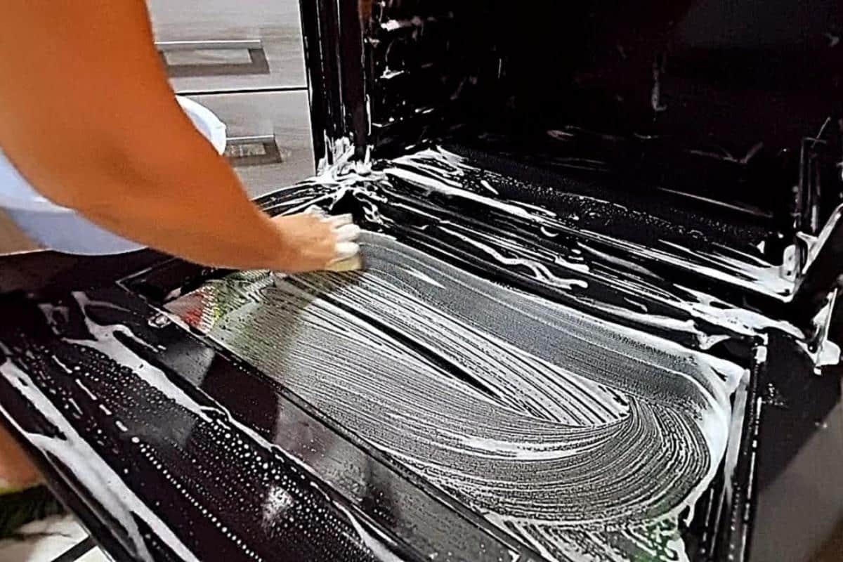 Como limpar forno por dentro e remover toda sujeira grudada sem fazer esforço